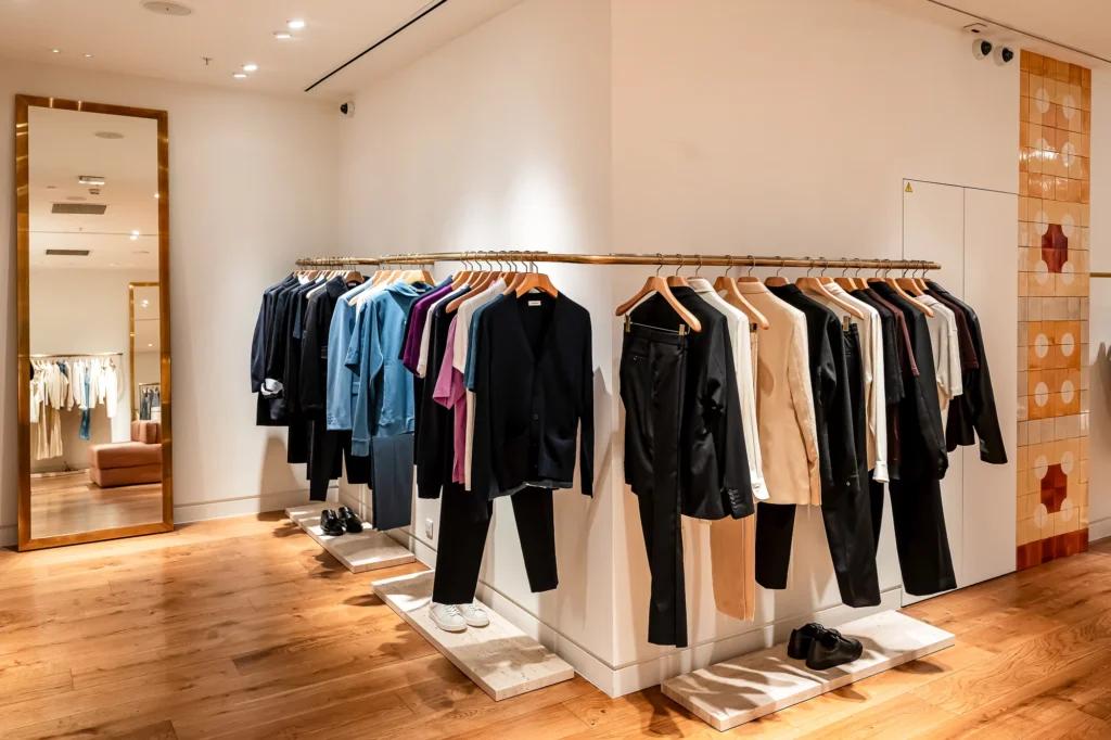 Intérieur de la boutique Sandro à La Défense avec rayons prêt-à-porter, mobilier retail et éclairage intégré