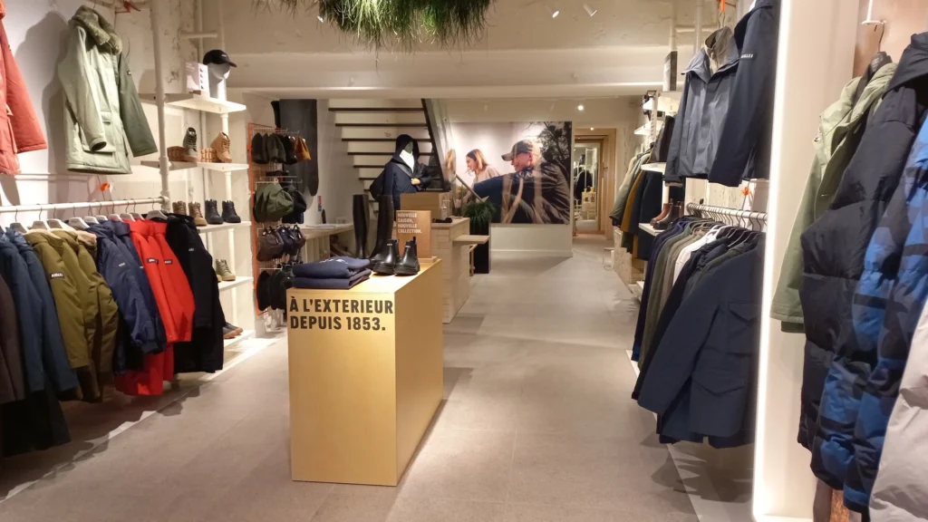 Intérieur de la boutique Aigle à Nantes avec mobilier retail, rayons textile et ambiance premium