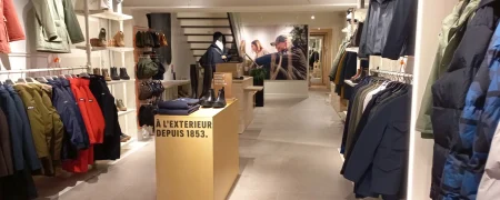 Intérieur de la boutique Aigle à Nantes avec mobilier retail, rayons textile et ambiance premium