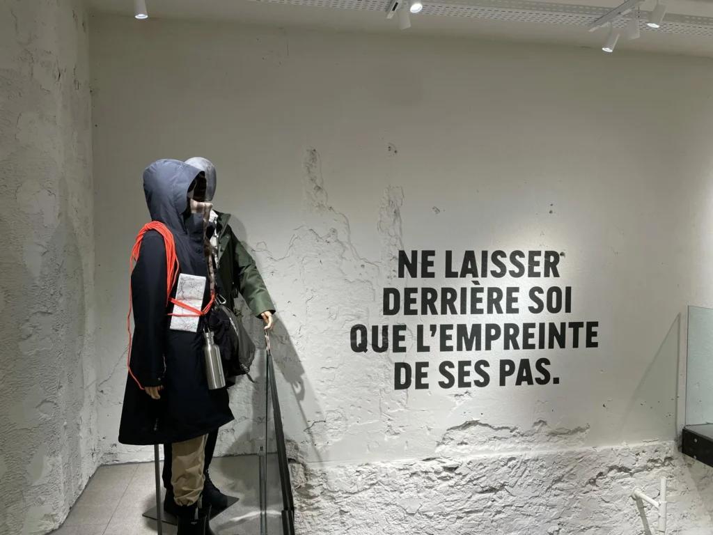 Détail décoratif de la boutique Aigle à Nantes avec matériaux naturels et ambiance outdoor