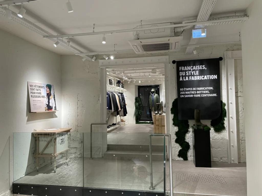 Escalier intérieur de la boutique Aigle à Nantes intégré dans l’aménagement retail