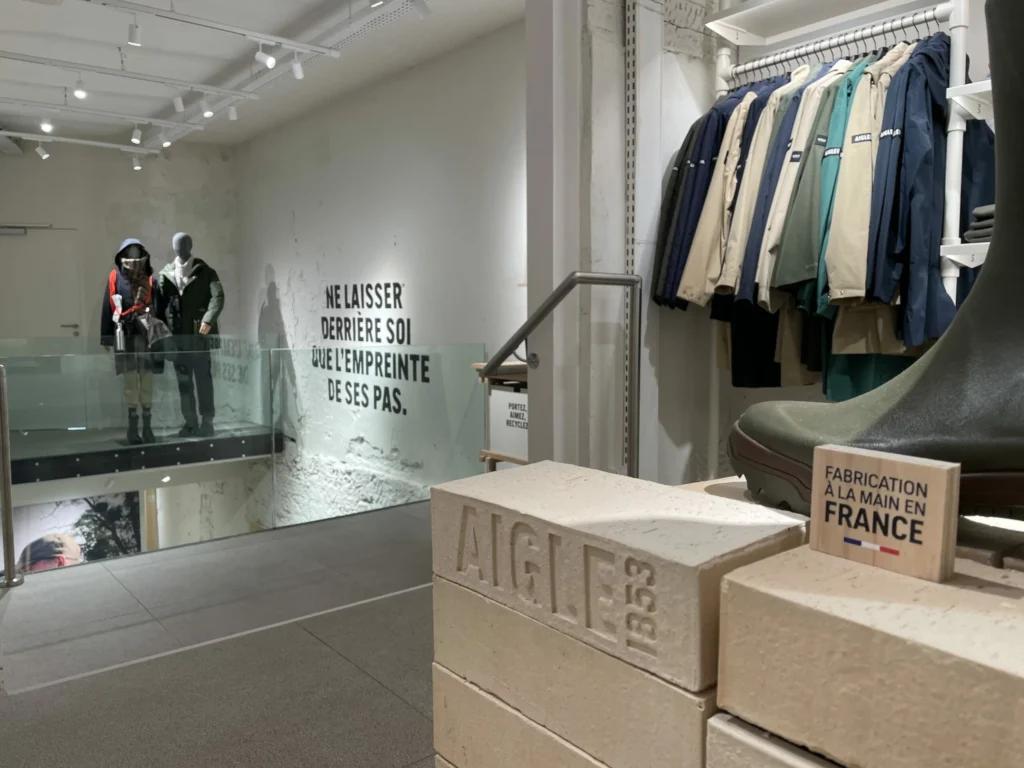 Espace de vente Aigle Nantes avec signalétique France, mobilier bois et collections textile