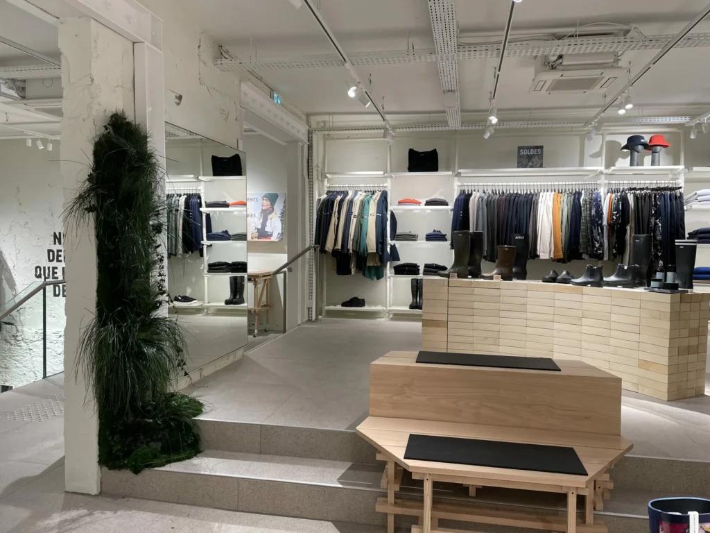 Vue grand angle de la boutique Aigle Nantes avec rayons textile, mobilier retail et circulation client