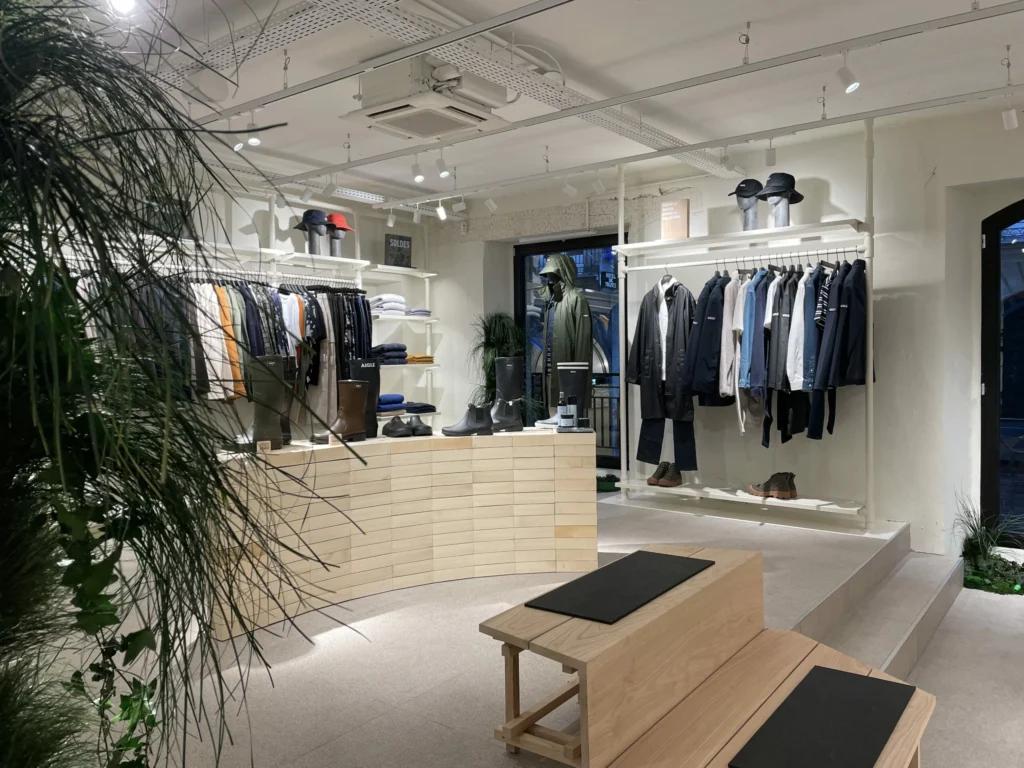 Rayons textile et accessoires dans la boutique Aigle Nantes aménagée par L2A Agencement