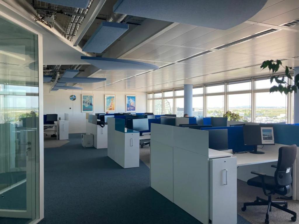 Espaces bureaux du centre de formation Air France Roissy avec mobilier, cloisons vitrées et aménagement tertiaire