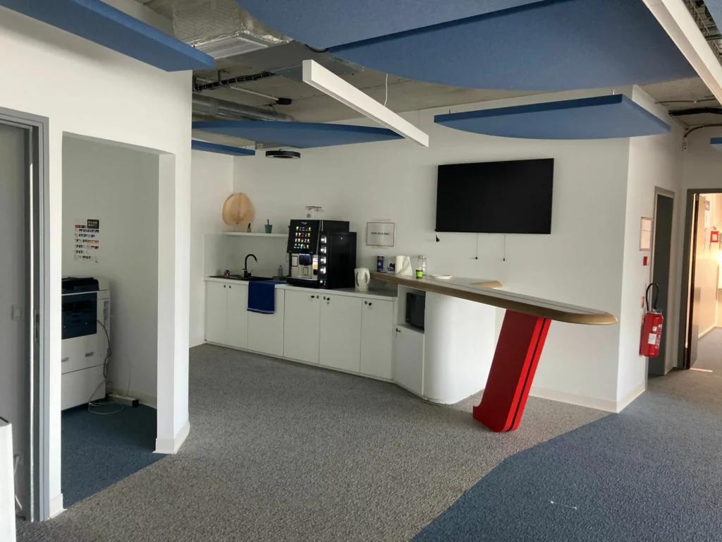 Espace pause du centre de formation Air France Roissy avec mobilier sur mesure et aménagement convivial