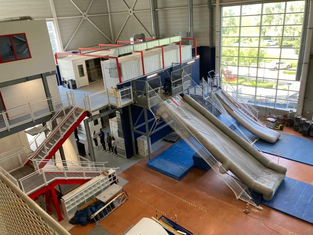 Zone de formation du personnel navigant Air France à Roissy avec équipements techniques et toboggans d’évacuation