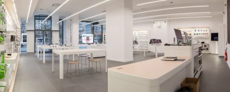 Intérieur de la boutique Actimag Apple au Havre avec mobilier retail, produits informatiques et espace de vente design