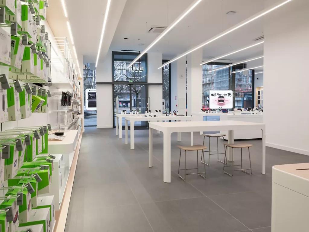 Boîtes de produits Apple présentées dans la boutique Actimag au Havre aménagée par L2A Agencement