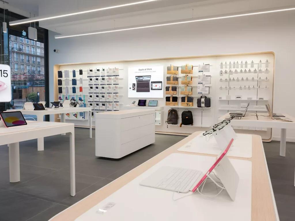 Tablettes exposées dans la boutique Actimag Apple au Havre avec mobilier de présentation et éclairage retail