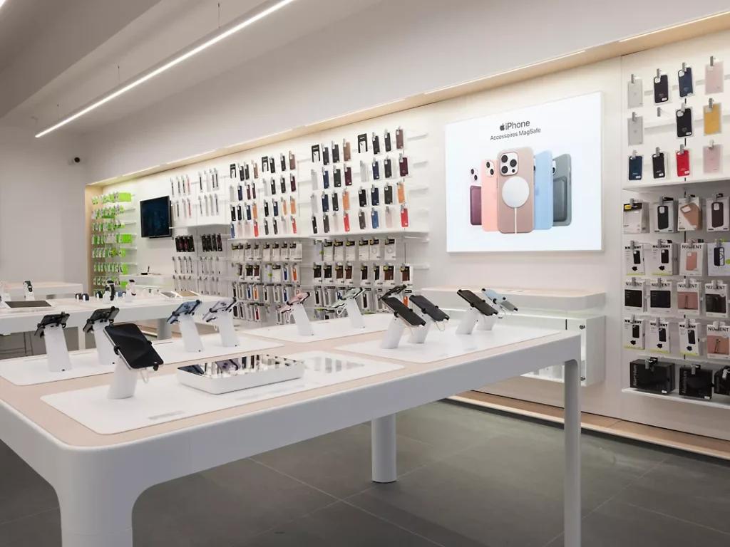 Téléphones exposés dans la boutique Actimag Apple au Havre avec mobilier design et présentation produit