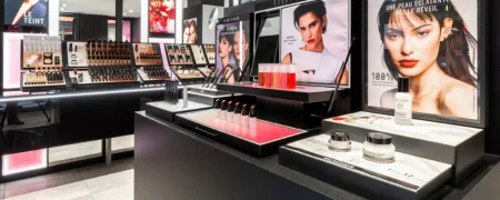 Boutique Bobbi Brown dans le Marais à Paris avec espace soins, mobilier retail et univers cosmétique