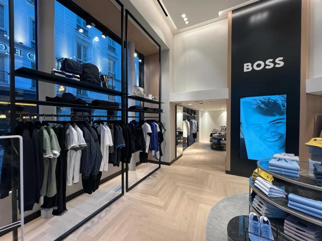 Écran digital intégré dans une boutique BOSS aménagée par L2A Agencement