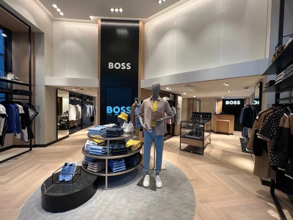 Mannequin et collections prêt-à-porter dans une boutique BOSS aménagée par L2A Agencement