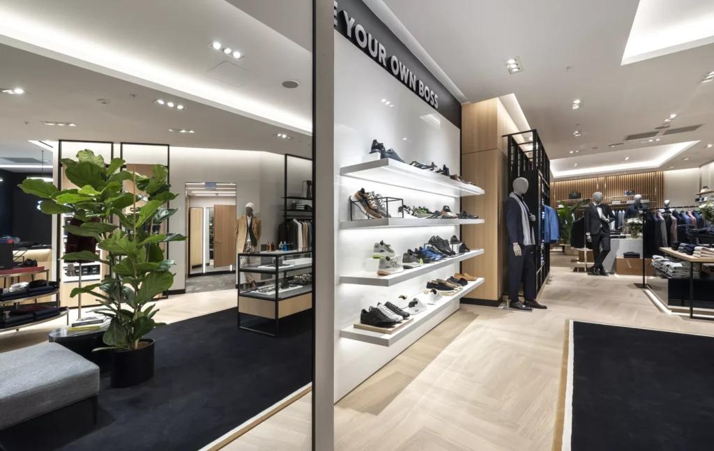 Mur de chaussures BOSS dans la boutique Parly 2 avec étagères éclairées et mobilier retail