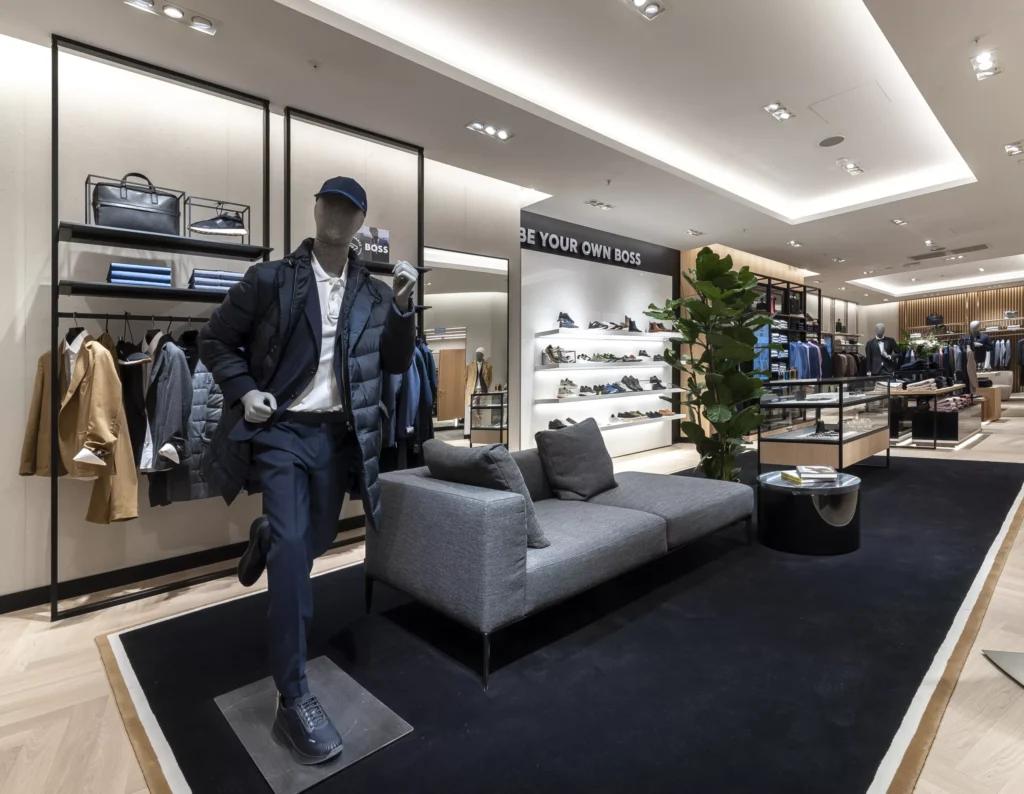 Espace costumes et prêt-à-porter BOSS dans la boutique Parly 2 avec canapé et mobilier premium