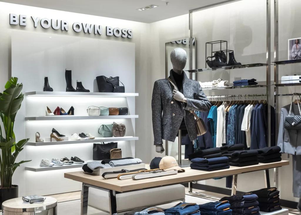 Mannequin habillé dans la boutique BOSS Parly 2 avec collections prêt-à-porter et mobilier retail