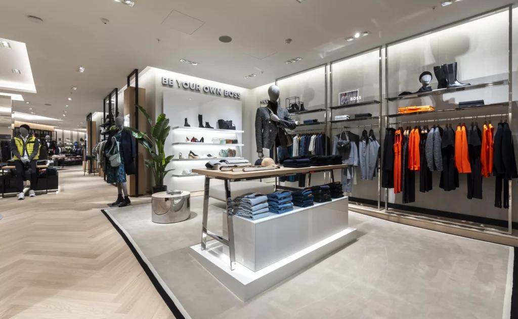 Rayons prêt-à-porter BOSS Parly 2 avec vêtements, chaussures, mannequins et mobilier central