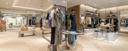 Portants de vêtements Boss dans la boutique rénovée de Saint-Germain à Paris