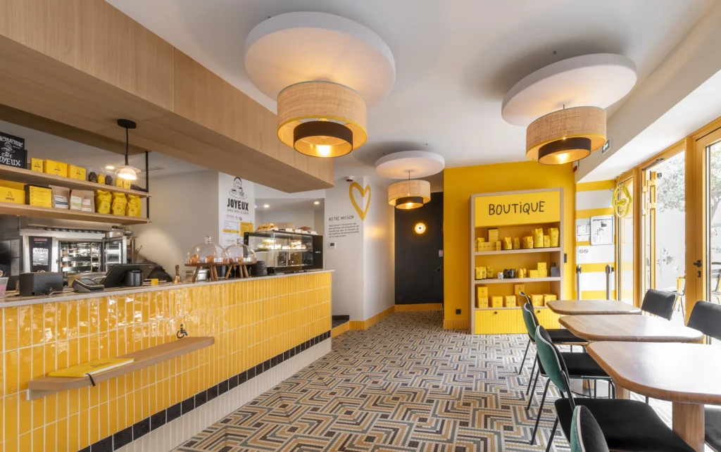 Mobilier sur mesure réalisé par L2A Agencement pour le Café Joyeux à Marseille