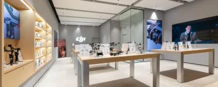 Intérieur du DJI Store Marseille avec mobilier retail, produits technologiques et espace de démonstration