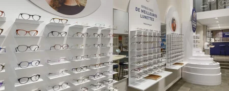 Intérieur d’une boutique Droit de Regard avec espace optique, mobilier retail et présentation de lunettes