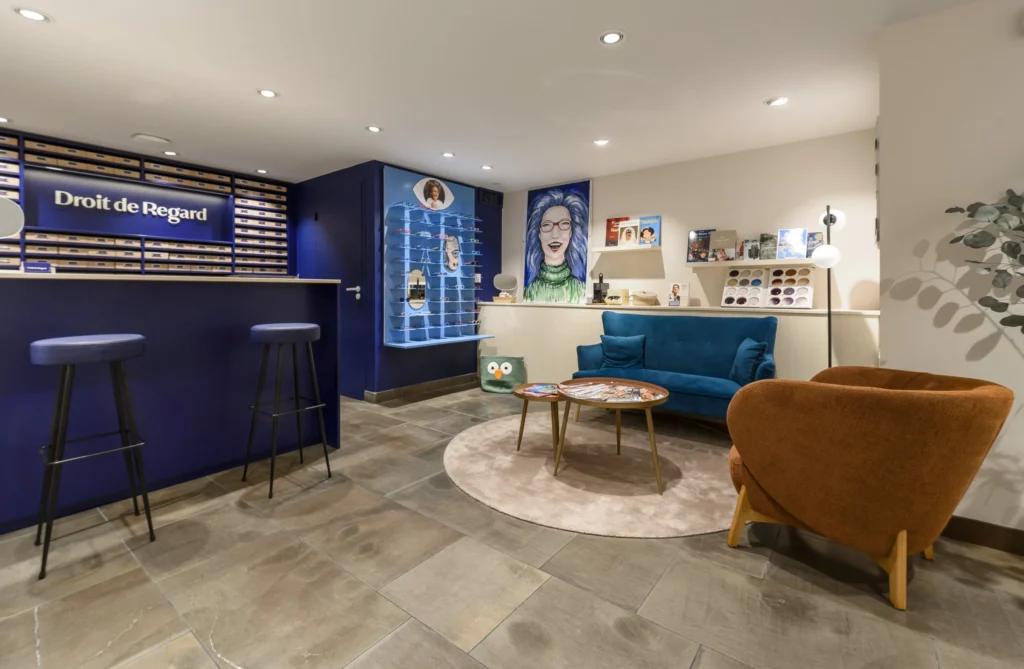 Espace attente dans une boutique Droit de Regard avec assises, décoration murale et ambiance optique