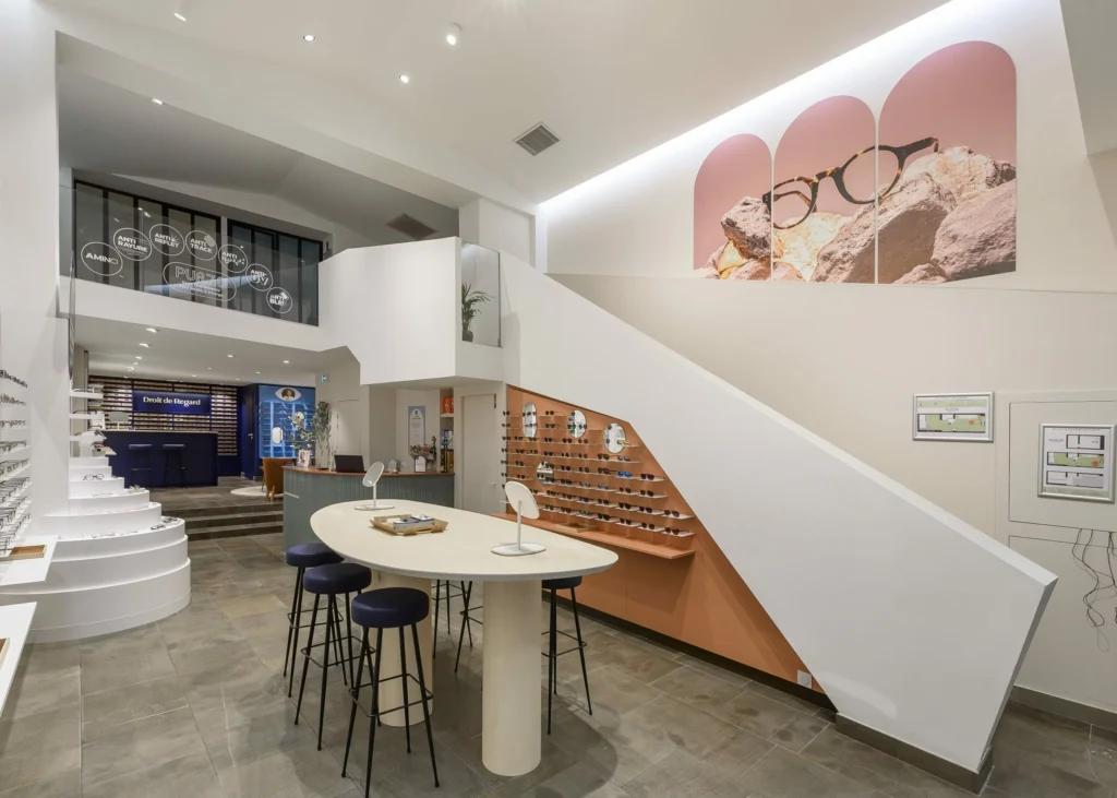 Boutique Droit de Regard avec linéaires lunettes, mobilier bois et espace de vente optique