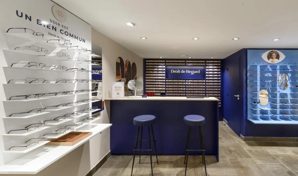 Comptoir d’accueil dans une boutique Droit de Regard avec mobilier sur mesure et espace conseil