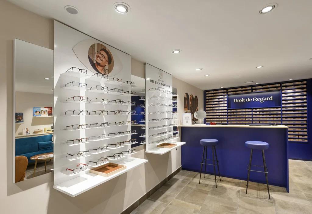Étagères murales de lunettes dans une boutique Droit de Regard aménagée par L2A Agencement