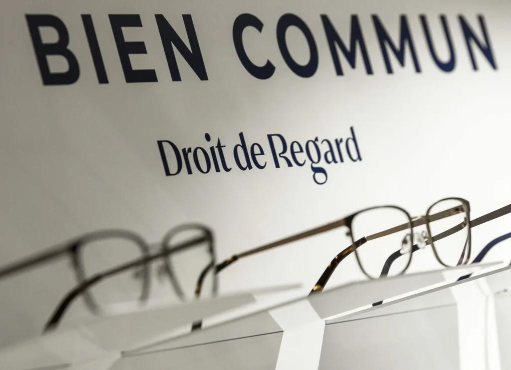 Détail du mobilier de présentation dans une boutique Droit de Regard avec lunettes exposées