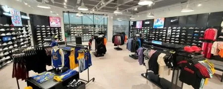 Intérieur de la boutique Foot Locker à Écully avec mobilier retail, linéaires sneakers et éclairage magasin
