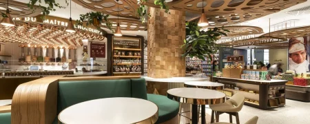 Flagship Lindt Paris Opéra avec espace restauration, comptoir chocolatier et mobilier retail