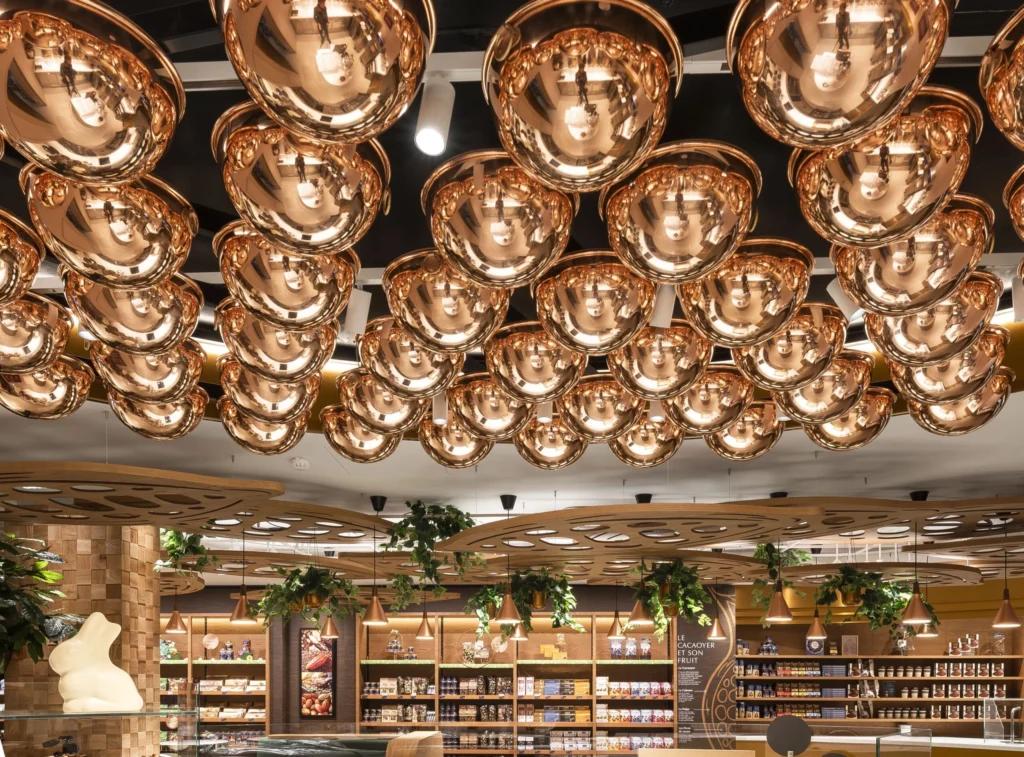 Luminaire décoratif chocolat dans le flagship Lindt Paris Opéra au-dessus des espaces de vente