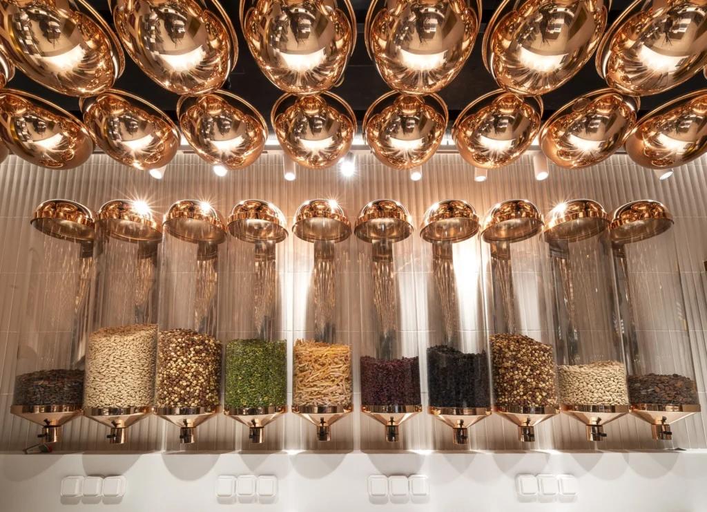 Distributeurs de chocolat et fruits secs dans le flagship Lindt Paris Opéra