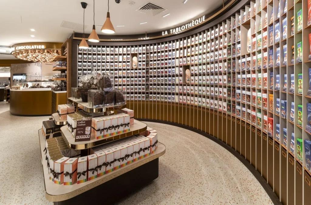 Tablotheque Lindt Paris Opéra avec linéaires muraux de tablettes de chocolat