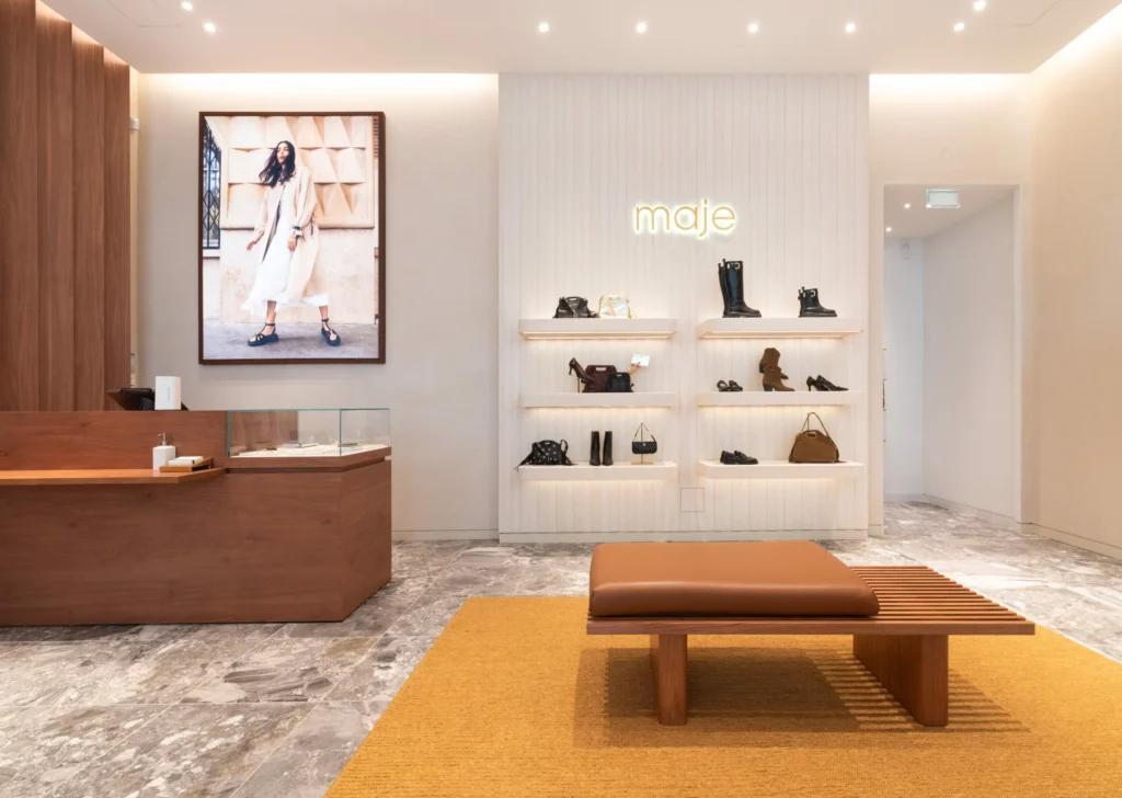Vue de face de la boutique Maje Grenoble avec mobilier retail, éclairage et collections prêt-à-porter