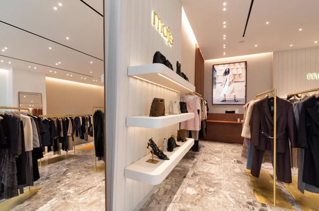 Miroirs et espace conseil dans la boutique Maje Grenoble avec mobilier retail et ambiance chaleureuse