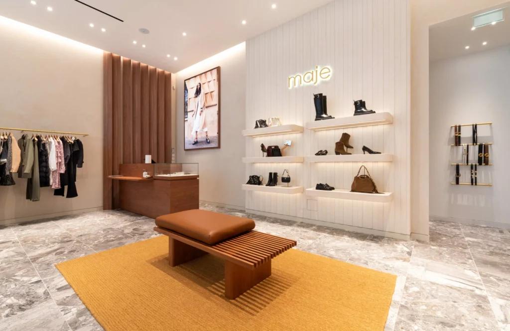 Sacs Maje présentés dans la boutique Grenoble avec mobilier de vente et éclairage intégré