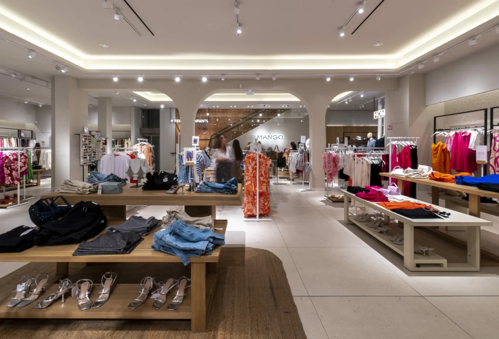 Mobilier retail sur mesure réalisé par L2A Agencement pour la boutique Mango à Bordeaux