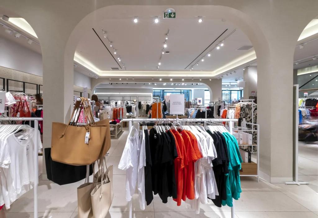 Arches intérieures de la boutique MANGO Bordeaux avec portants vêtements et parcours client