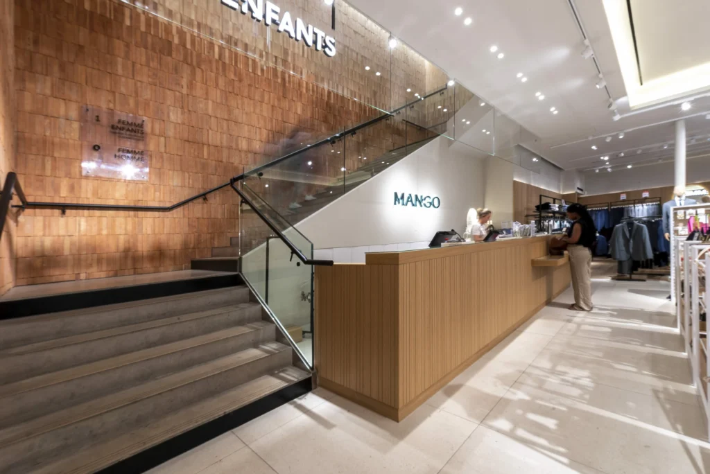 Comptoir de caisses sur mesure réalisé par L2A Agencement pour la boutique Mango à Bordeaux
