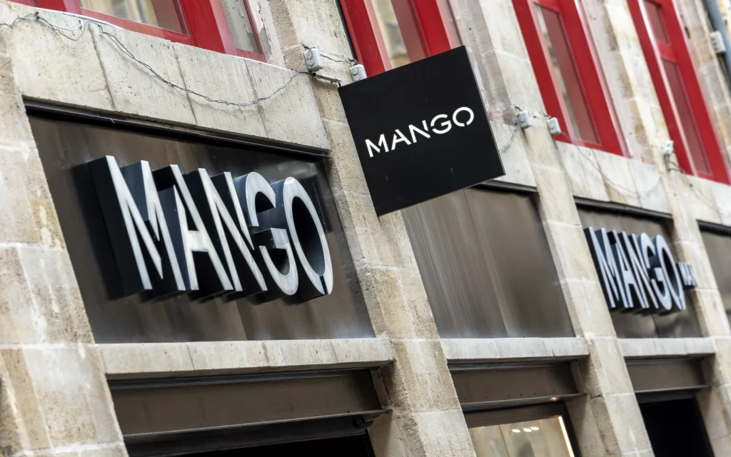 Enseigne extérieure MANGO sur la façade de la boutique de Bordeaux rue Sainte-Catherine