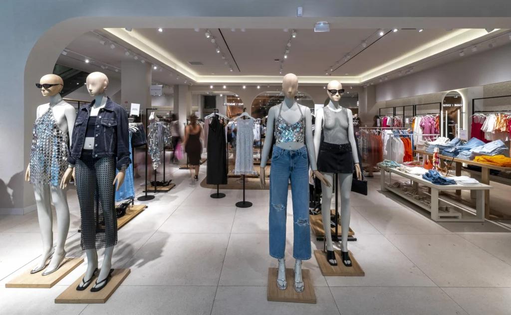 Mannequins et collections prêt-à-porter dans la boutique MANGO Bordeaux rénovée