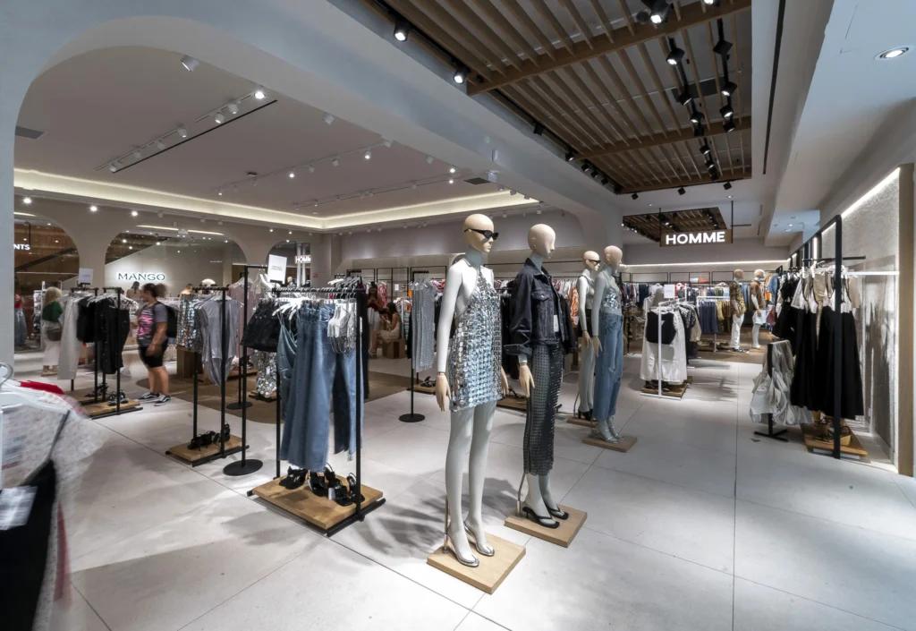 Rayons prêt-à-porter de la boutique MANGO Bordeaux avec mannequins, portants et zone Homme