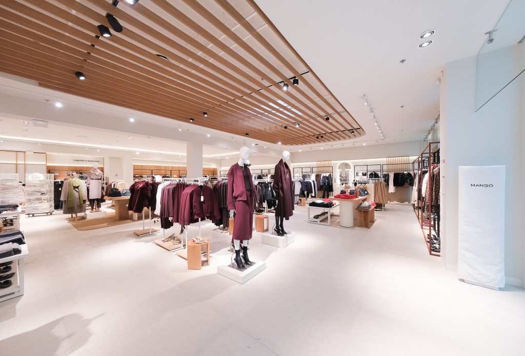 Intérieur de la boutique MANGO Rosny avec mobilier retail, collections prêt-à-porter et plafond décoratif bois