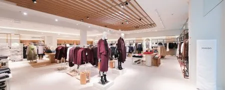 Intérieur de la boutique MANGO Rosny avec mobilier retail, collections prêt-à-porter et plafond décoratif bois