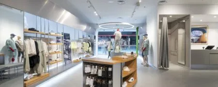 Boutique New Balance Marseille avec linéaires sneakers, mobilier de présentation et éclairage intégré
