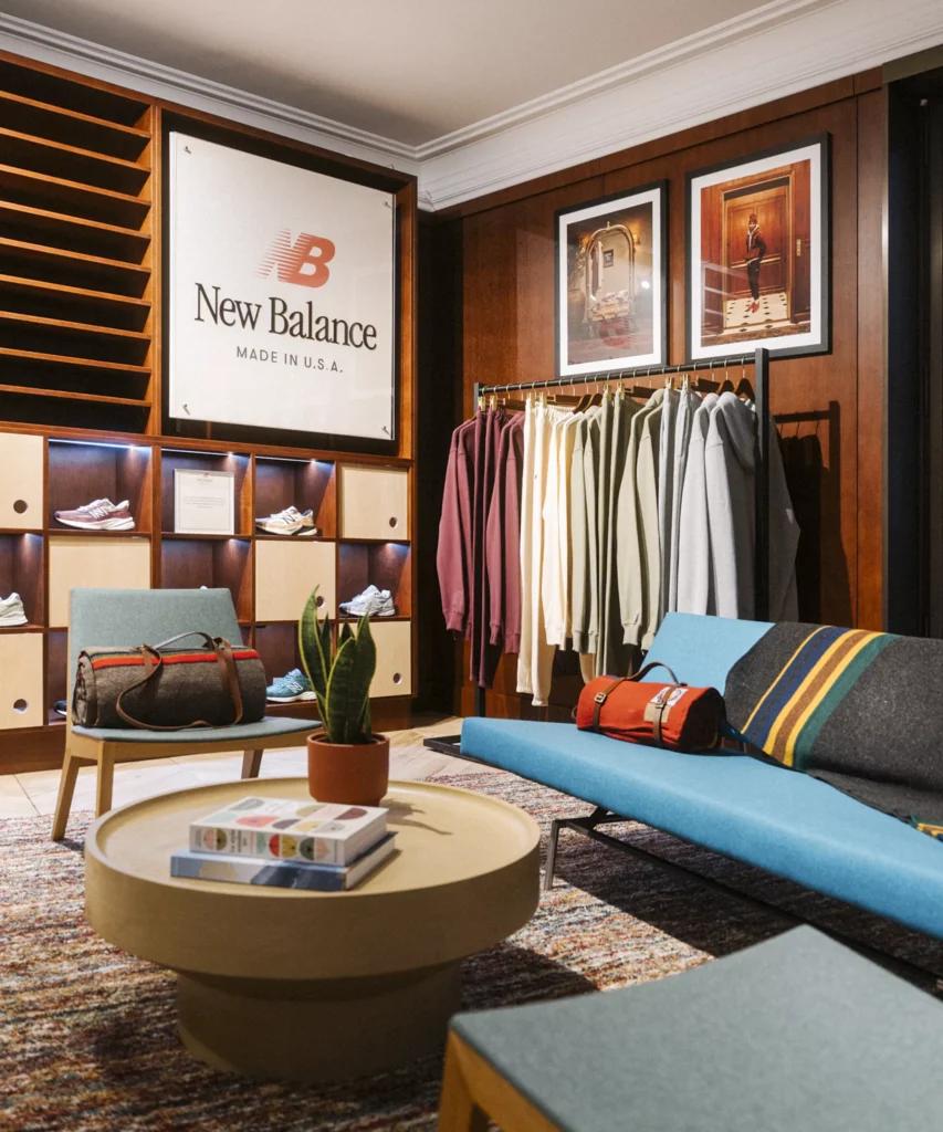 Espace essayage de la boutique New Balance Paris avec fauteuils, mobilier retail et ambiance chaleureuse