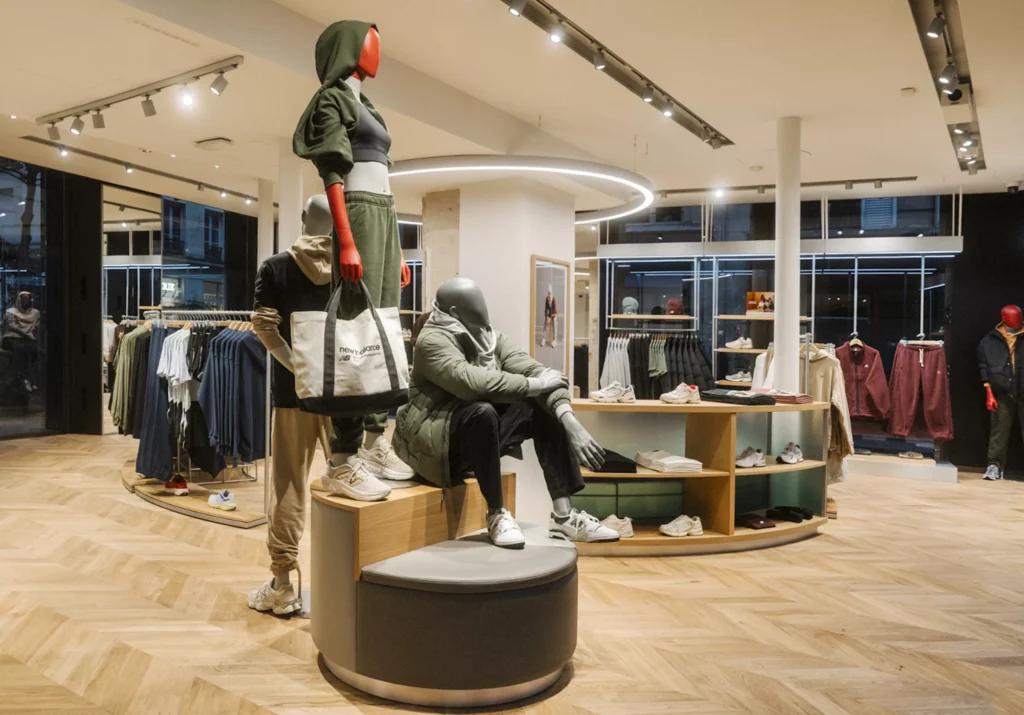 Mannequins et collections textile New Balance dans la boutique Paris Marais aménagée par L2A Agencement